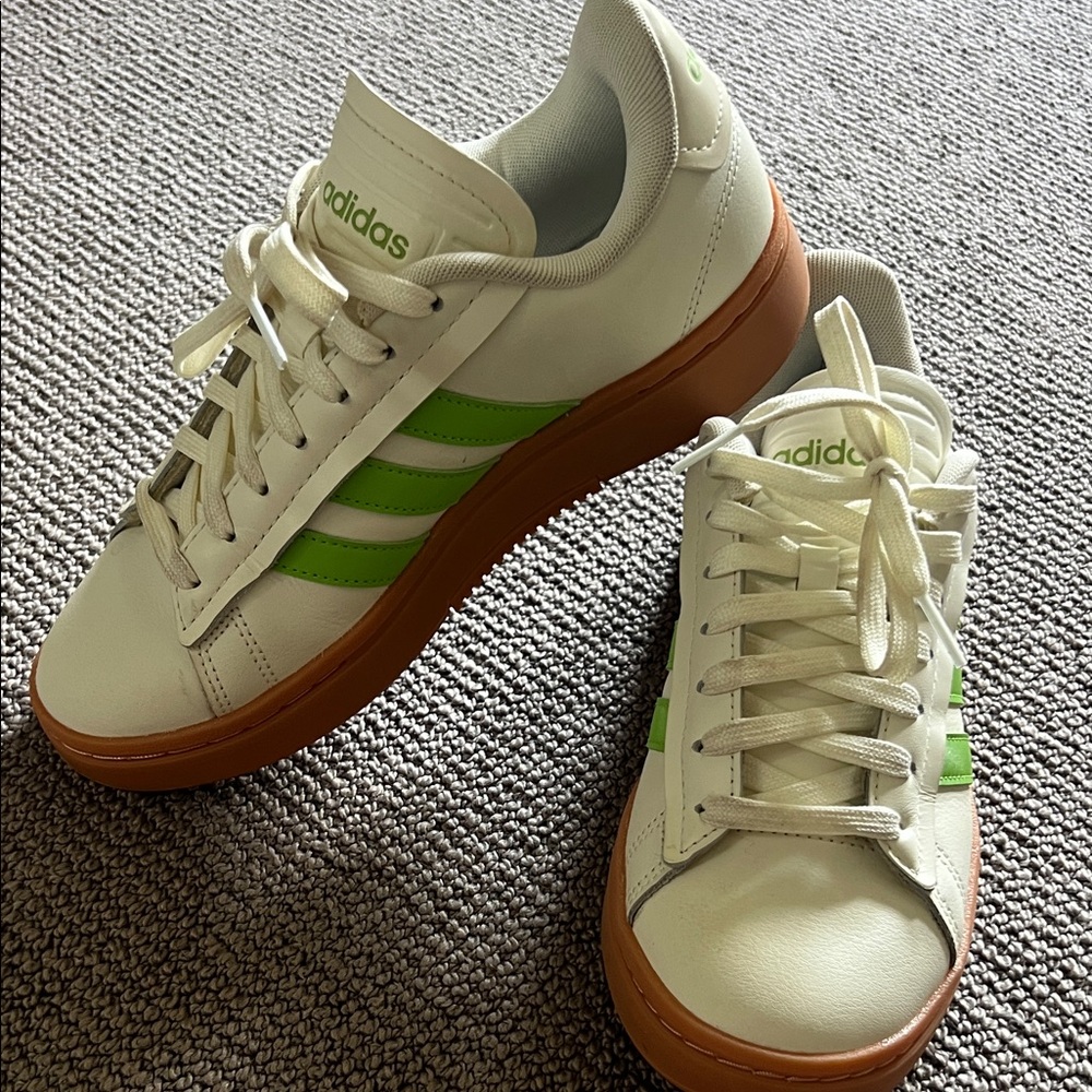 Adidas Classic Tan and Green Shoes like new 6.5